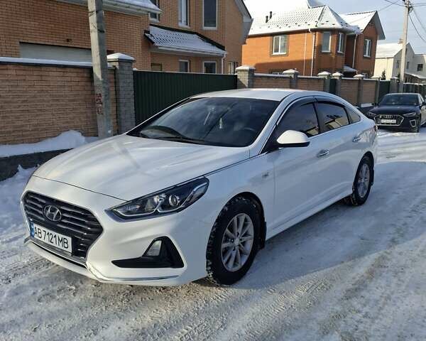 Белый Хендай Соната, объемом двигателя 2 л и пробегом 157 тыс. км за 15100 $, фото 1 на Automoto.ua