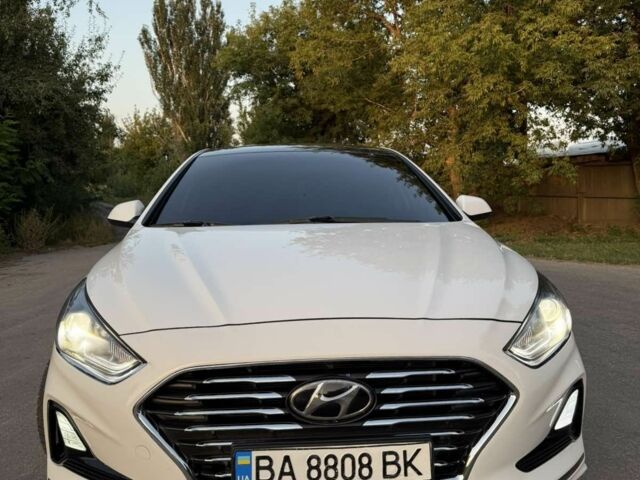 Белый Хендай Соната, объемом двигателя 2 л и пробегом 220 тыс. км за 13500 $, фото 1 на Automoto.ua