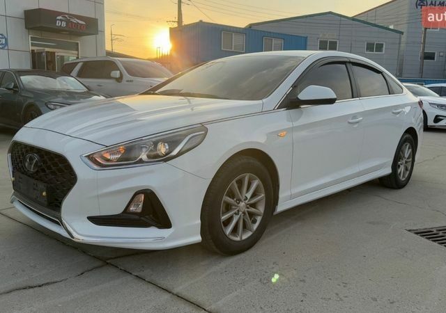 Белый Хендай Соната, объемом двигателя 2 л и пробегом 270 тыс. км за 12490 $, фото 1 на Automoto.ua