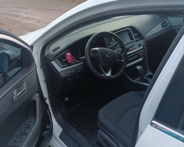 Белый Хендай Соната, объемом двигателя 2.4 л и пробегом 131 тыс. км за 14950 $, фото 1 на Automoto.ua