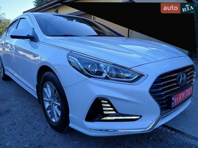 Белый Хендай Соната, объемом двигателя 2 л и пробегом 83 тыс. км за 12997 $, фото 1 на Automoto.ua