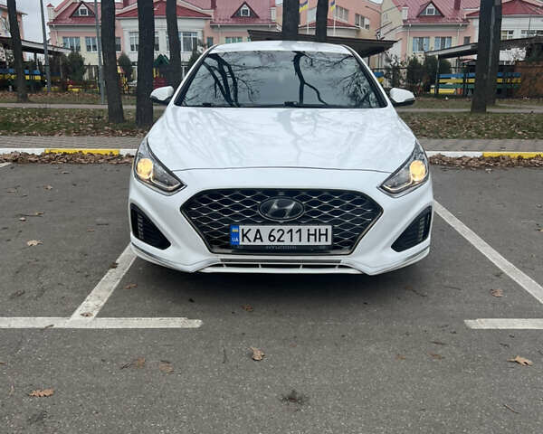 Белый Хендай Соната, объемом двигателя 2.4 л и пробегом 150 тыс. км за 13500 $, фото 1 на Automoto.ua