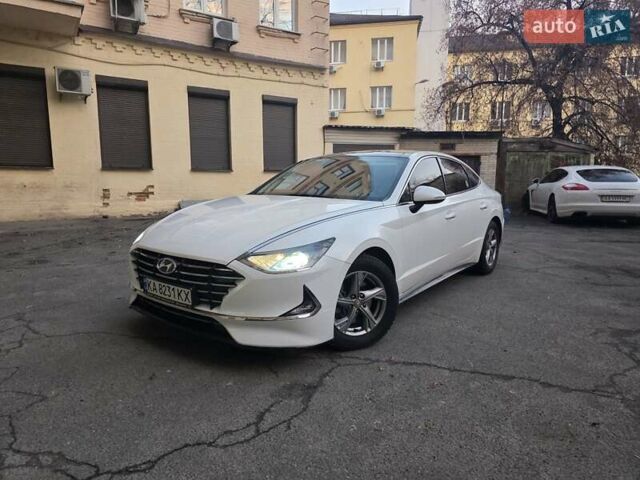 Белый Хендай Соната, объемом двигателя 2 л и пробегом 161 тыс. км за 17900 $, фото 1 на Automoto.ua