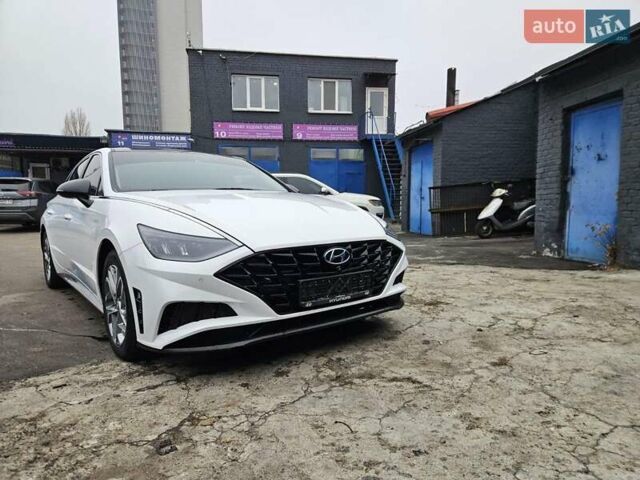 Білий Хендай Соната, об'ємом двигуна 2.5 л та пробігом 49 тис. км за 18599 $, фото 1 на Automoto.ua