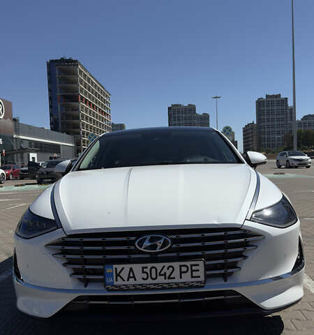 Белый Хендай Соната, объемом двигателя 2 л и пробегом 70 тыс. км за 26900 $, фото 1 на Automoto.ua