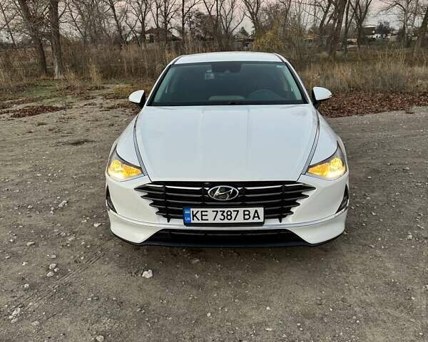 Белый Хендай Соната, объемом двигателя 2 л и пробегом 115 тыс. км за 20000 $, фото 1 на Automoto.ua