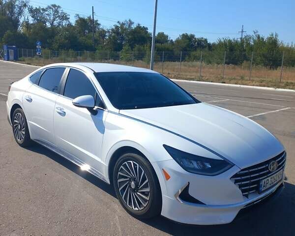 Белый Хендай Соната, объемом двигателя 2 л и пробегом 80 тыс. км за 21500 $, фото 1 на Automoto.ua