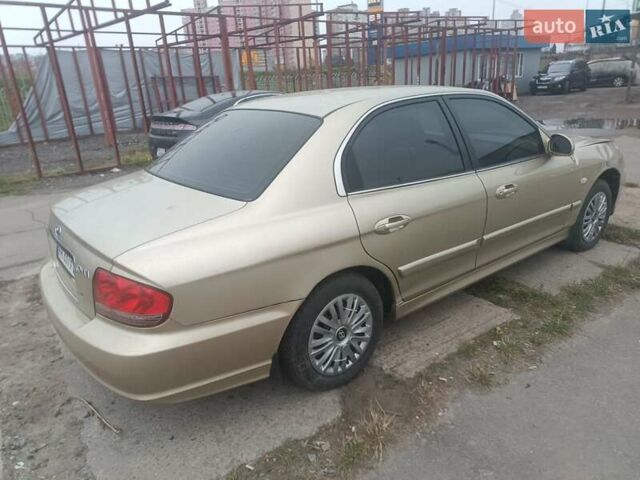 Бежевый Хендай Соната, объемом двигателя 2 л и пробегом 270 тыс. км за 1900 $, фото 1 на Automoto.ua