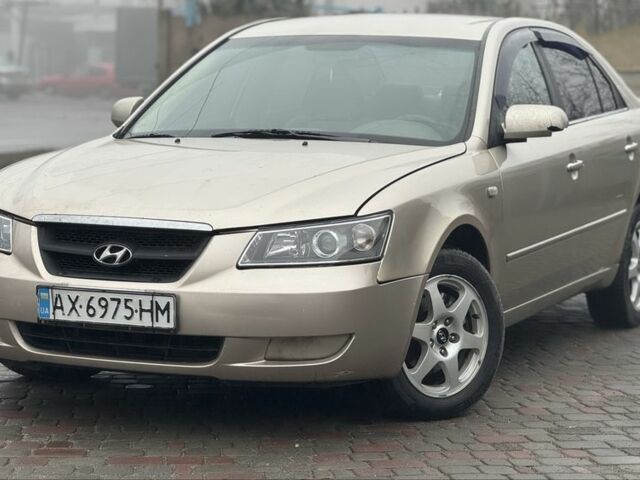 Бежевый Хендай Соната, объемом двигателя 2.4 л и пробегом 350 тыс. км за 2950 $, фото 1 на Automoto.ua