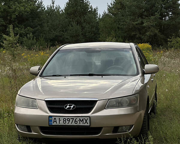 Бежевий Хендай Соната, об'ємом двигуна 2.36 л та пробігом 227 тис. км за 4700 $, фото 1 на Automoto.ua