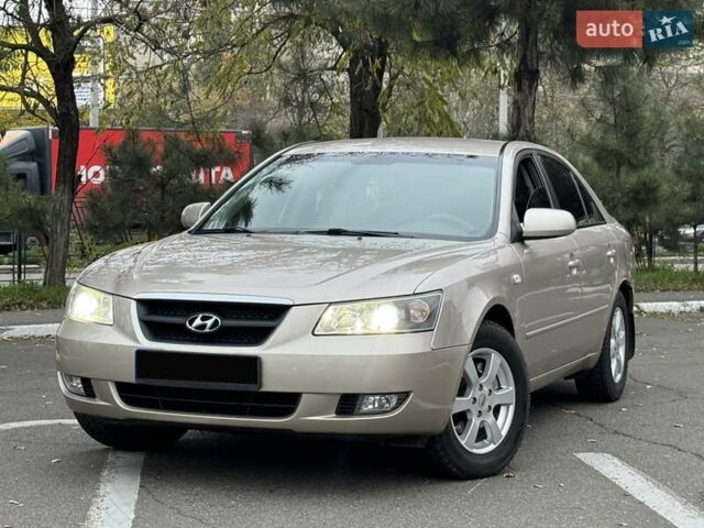 Бежевий Хендай Соната, об'ємом двигуна 2 л та пробігом 218 тис. км за 6300 $, фото 1 на Automoto.ua