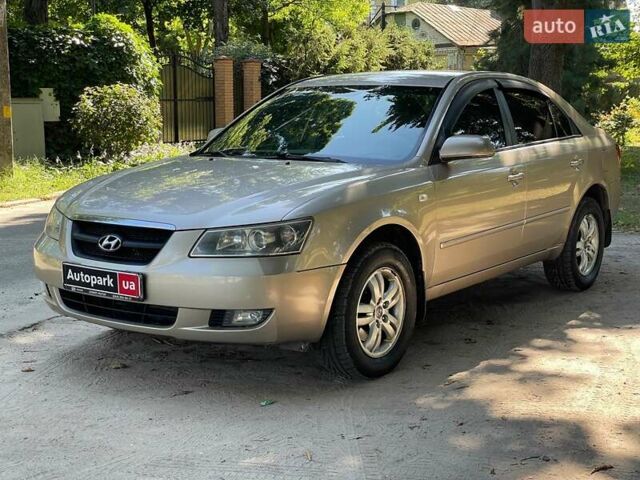 Бежевый Хендай Соната, объемом двигателя 2 л и пробегом 282 тыс. км за 5780 $, фото 1 на Automoto.ua