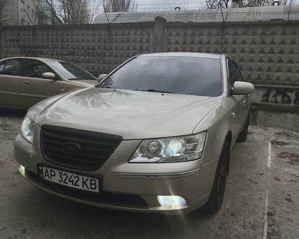 Бежевый Хендай Соната, объемом двигателя 2 л и пробегом 150 тыс. км за 7800 $, фото 1 на Automoto.ua
