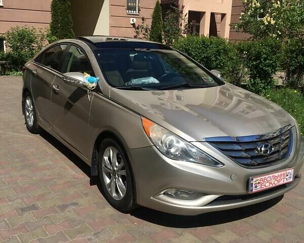 Бежевый Хендай Соната, объемом двигателя 2.36 л и пробегом 142 тыс. км за 8500 $, фото 1 на Automoto.ua