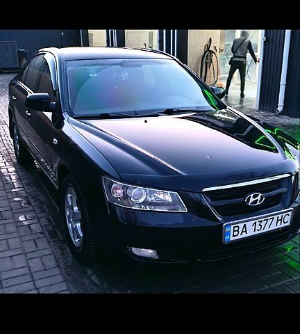 Черный Хендай Соната, объемом двигателя 2 л и пробегом 245 тыс. км за 5000 $, фото 1 на Automoto.ua