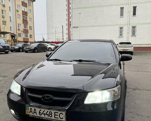 Черный Хендай Соната, объемом двигателя 2.4 л и пробегом 214 тыс. км за 7000 $, фото 1 на Automoto.ua