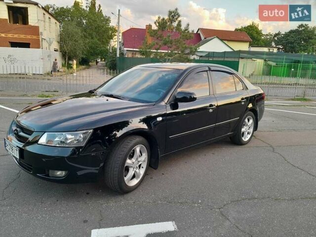Черный Хендай Соната, объемом двигателя 2 л и пробегом 265 тыс. км за 6300 $, фото 1 на Automoto.ua