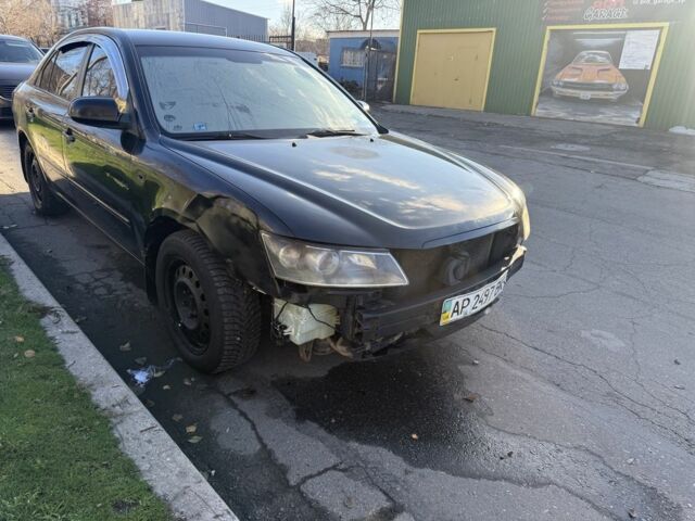 Чорний Хендай Соната, об'ємом двигуна 2 л та пробігом 240 тис. км за 1999 $, фото 1 на Automoto.ua