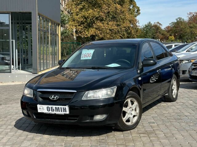 Черный Хендай Соната, объемом двигателя 2 л и пробегом 320 тыс. км за 5700 $, фото 1 на Automoto.ua