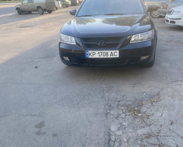 Черный Хендай Соната, объемом двигателя 2 л и пробегом 215 тыс. км за 5100 $, фото 1 на Automoto.ua