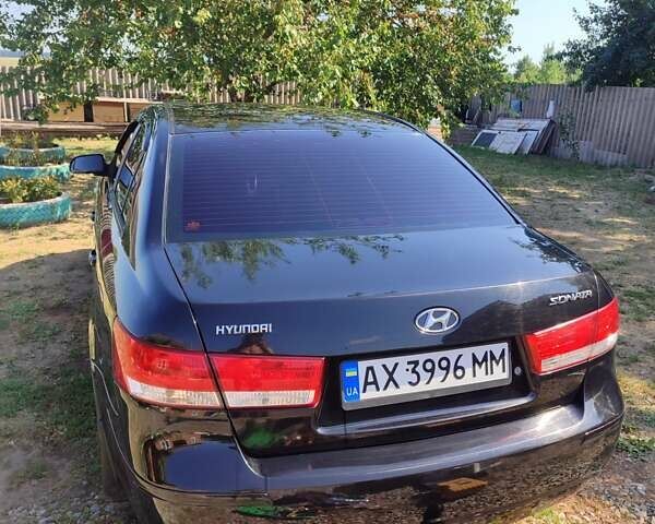 Черный Хендай Соната, объемом двигателя 2 л и пробегом 280 тыс. км за 4900 $, фото 1 на Automoto.ua