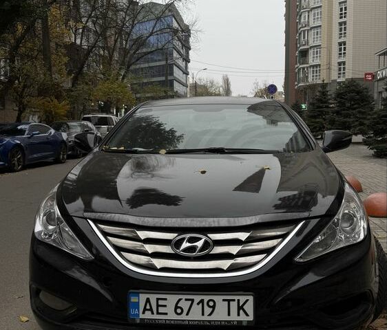 Черный Хендай Соната, объемом двигателя 2 л и пробегом 300 тыс. км за 6000 $, фото 1 на Automoto.ua