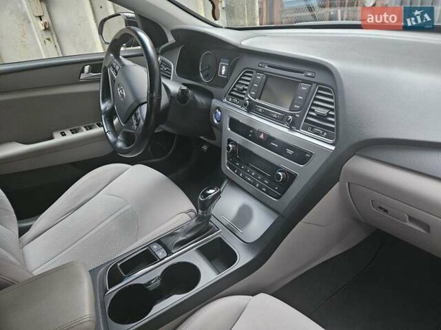 Черный Хендай Соната, объемом двигателя 2.4 л и пробегом 184 тыс. км за 12600 $, фото 1 на Automoto.ua