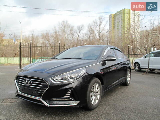 Чорний Хендай Соната, об'ємом двигуна 2 л та пробігом 370 тис. км за 13300 $, фото 1 на Automoto.ua