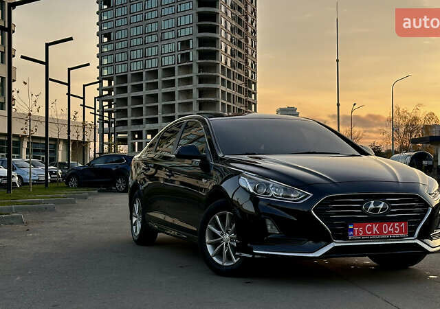 Черный Хендай Соната, объемом двигателя 2 л и пробегом 171 тыс. км за 12650 $, фото 1 на Automoto.ua