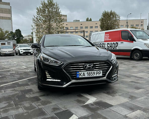 Чорний Хендай Соната, об'ємом двигуна 2 л та пробігом 100 тис. км за 15900 $, фото 1 на Automoto.ua