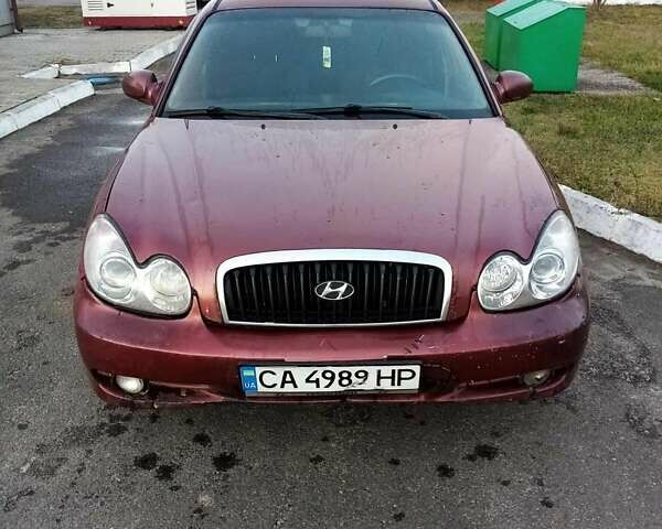 Червоний Хендай Соната, об'ємом двигуна 2 л та пробігом 324 тис. км за 2200 $, фото 1 на Automoto.ua