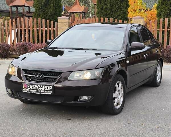 Красный Хендай Соната, объемом двигателя 2.36 л и пробегом 300 тыс. км за 3899 $, фото 1 на Automoto.ua