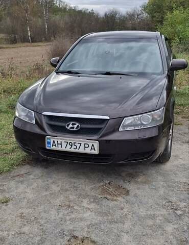 Красный Хендай Соната, объемом двигателя 1.99 л и пробегом 250 тыс. км за 4500 $, фото 1 на Automoto.ua