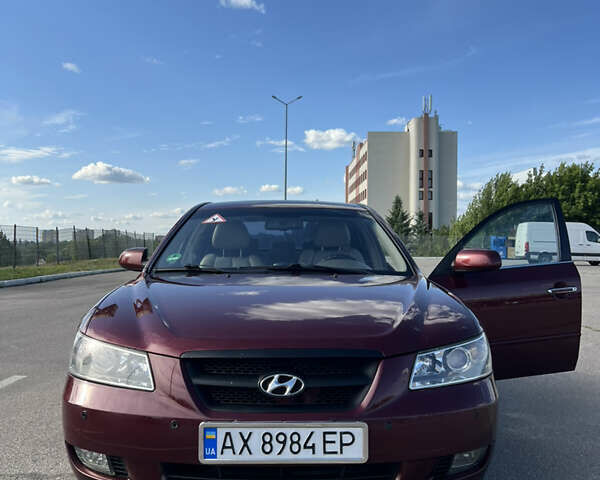 Червоний Хендай Соната, об'ємом двигуна 2.36 л та пробігом 217 тис. км за 5750 $, фото 1 на Automoto.ua
