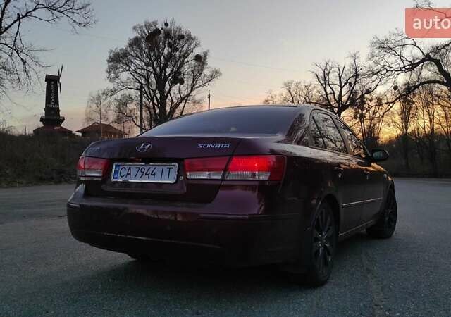 Червоний Хендай Соната, об'ємом двигуна 2 л та пробігом 236 тис. км за 5700 $, фото 1 на Automoto.ua