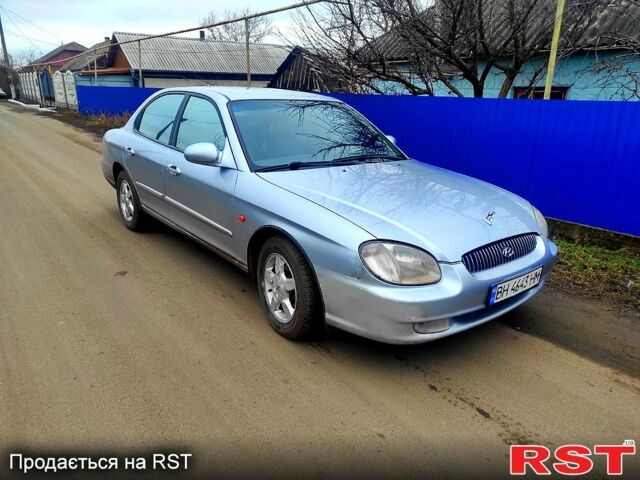 Серый Хендай Соната, объемом двигателя 2 л и пробегом 250 тыс. км за 2350 $, фото 1 на Automoto.ua