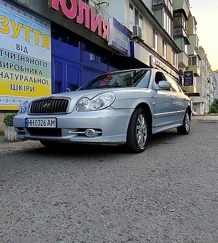 Серый Хендай Соната, объемом двигателя 2 л и пробегом 200 тыс. км за 3000 $, фото 1 на Automoto.ua