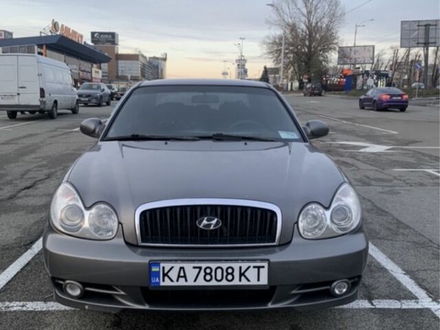 Серый Хендай Соната, объемом двигателя 2 л и пробегом 377 тыс. км за 2400 $, фото 1 на Automoto.ua