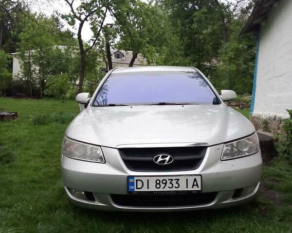Серый Хендай Соната, объемом двигателя 2.4 л и пробегом 170 тыс. км за 5300 $, фото 1 на Automoto.ua