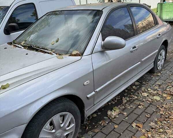 Серый Хендай Соната, объемом двигателя 2 л и пробегом 220 тыс. км за 2000 $, фото 1 на Automoto.ua