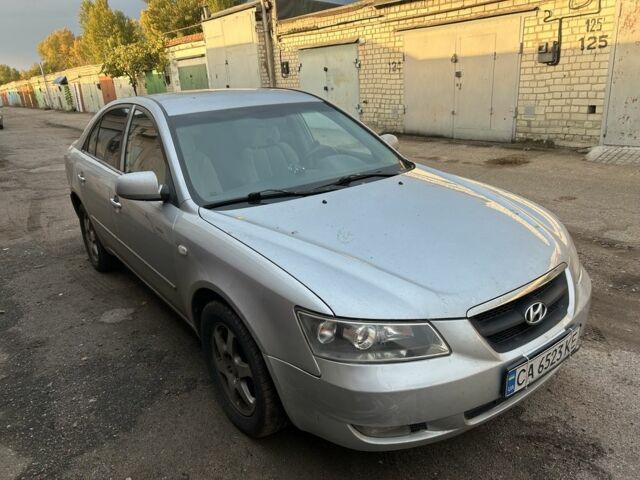 Серый Хендай Соната, объемом двигателя 2.4 л и пробегом 230 тыс. км за 4500 $, фото 1 на Automoto.ua