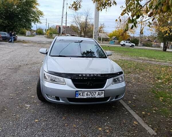 Сірий Хендай Соната, об'ємом двигуна 2.4 л та пробігом 275 тис. км за 4700 $, фото 1 на Automoto.ua