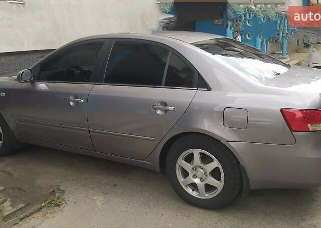 Серый Хендай Соната, объемом двигателя 2.4 л и пробегом 334 тыс. км за 5500 $, фото 1 на Automoto.ua