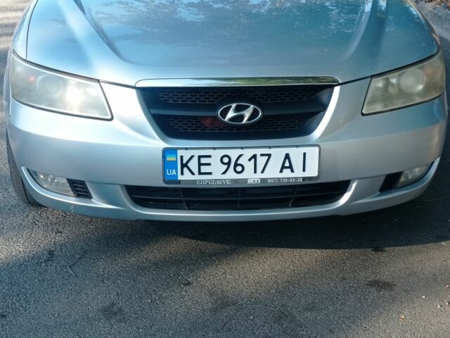 Серый Хендай Соната, объемом двигателя 2.4 л и пробегом 241 тыс. км за 4000 $, фото 1 на Automoto.ua