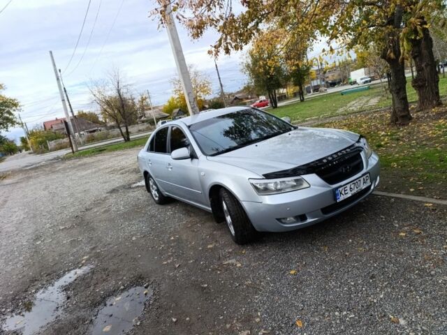 Серый Хендай Соната, объемом двигателя 2.4 л и пробегом 273 тыс. км за 5000 $, фото 1 на Automoto.ua