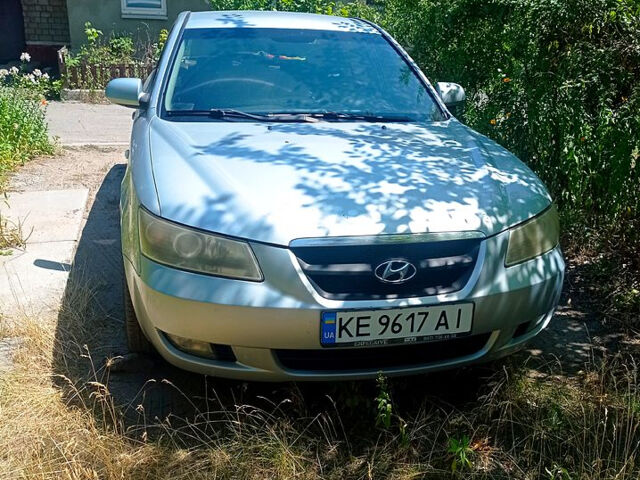 Сірий Хендай Соната, об'ємом двигуна 2.4 л та пробігом 240 тис. км за 4700 $, фото 1 на Automoto.ua