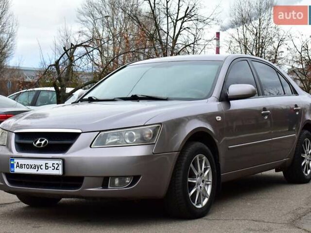 Сірий Хендай Соната, об'ємом двигуна 2 л та пробігом 217 тис. км за 5300 $, фото 1 на Automoto.ua