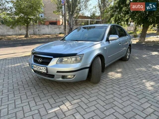 Серый Хендай Соната, объемом двигателя 2.36 л и пробегом 217 тыс. км за 4999 $, фото 1 на Automoto.ua