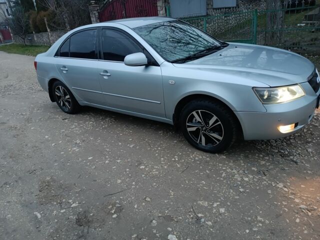 Серый Хендай Соната, объемом двигателя 2 л и пробегом 220 тыс. км за 4599 $, фото 1 на Automoto.ua