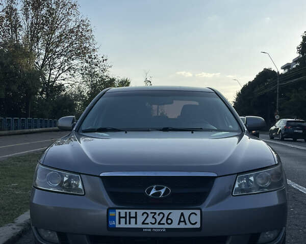 Серый Хендай Соната, объемом двигателя 2.36 л и пробегом 235 тыс. км за 5500 $, фото 1 на Automoto.ua